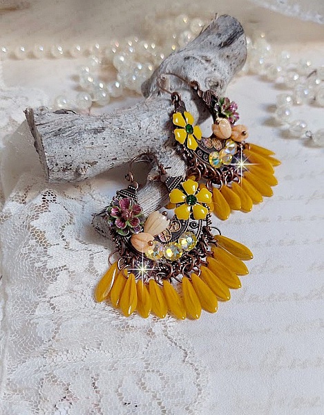 BO Bouquet Exotique mont&eacute;es avec dagues en verre, fleurs &eacute;poxy, fleurs en r&eacute;sine peintes &agrave; la main, cabochons en cristal et boucles estampes demi-lune