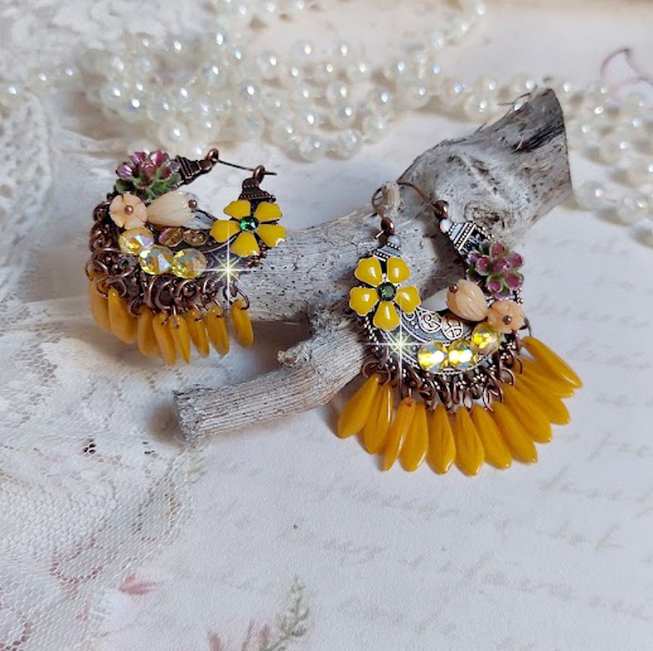 BO Bouquet Exotique mont&eacute;es avec dagues en verre, fleurs &eacute;poxy, fleurs en r&eacute;sine peintes &agrave; la main, cabochons en cristal et boucles estampes demi-lune