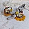 BO Bouquet Exotique mont&eacute;es avec dagues en verre, fleurs &eacute;poxy, fleurs en r&eacute;sine peintes &agrave; la main, cabochons en cristal et boucles estampes demi-lune