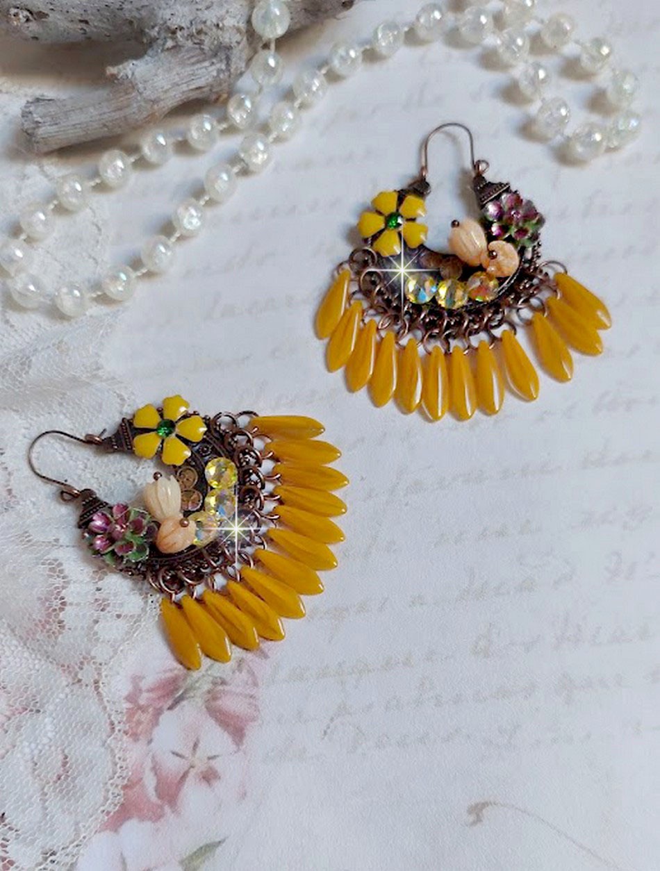 BO Bouquet Exotique mont&eacute;es avec dagues en verre, fleurs &eacute;poxy, fleurs en r&eacute;sine peintes &agrave; la main, cabochons en cristal et boucles estampes demi-lune