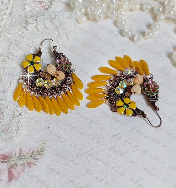 BO Bouquet Exotique mont&eacute;es avec dagues en verre, fleurs &eacute;poxy, fleurs en r&eacute;sine peintes &agrave; la main, cabochons en cristal et boucles estampes demi-lune