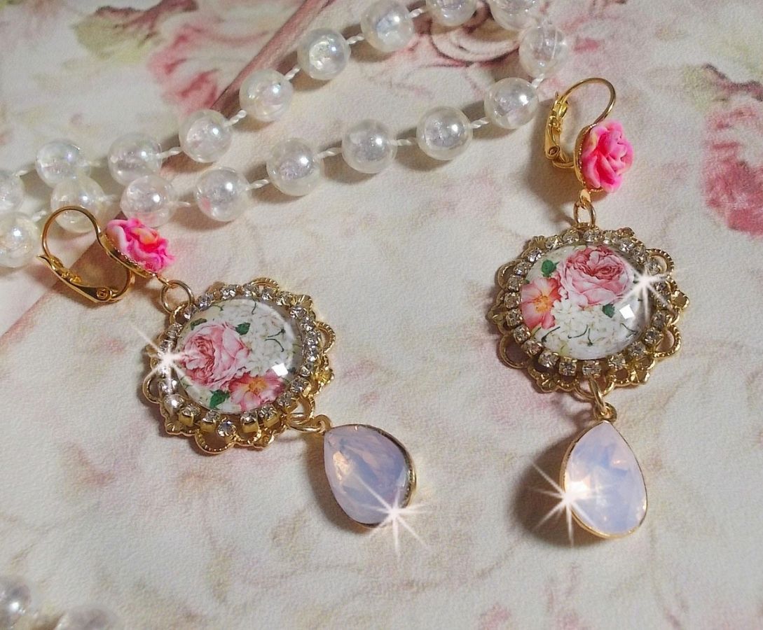 BO Bouquet Valentine, cabochons en verre strass&eacute;s de cristaux, roses en r&eacute;sine, poires Rose Opale en cristal et dormeuses dor&eacute;es Laiton