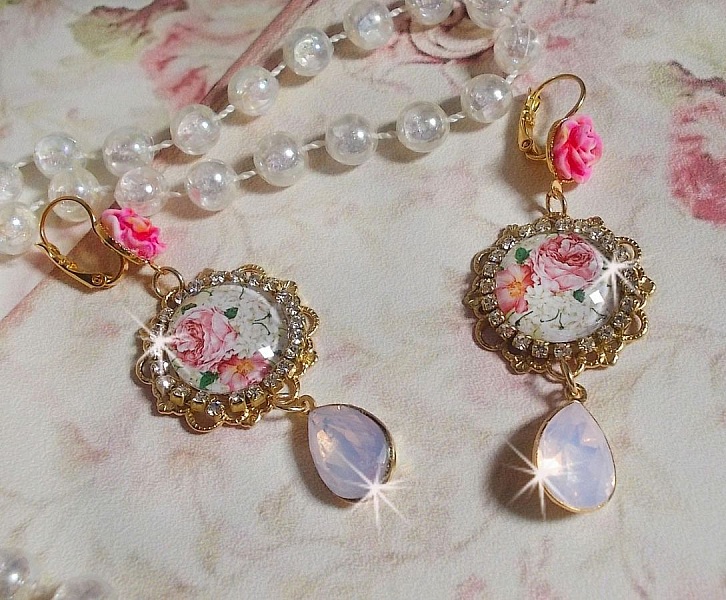 BO Bouquet Valentine, cabochons en verre strass&eacute;s de cristaux, roses en r&eacute;sine, poires Rose Opale en cristal et dormeuses dor&eacute;es Laiton