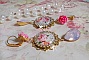 BO Bouquet Valentine, cabochons en verre strass&eacute;s de cristaux, roses en r&eacute;sine, poires Rose Opale en cristal et dormeuses dor&eacute;es Laiton