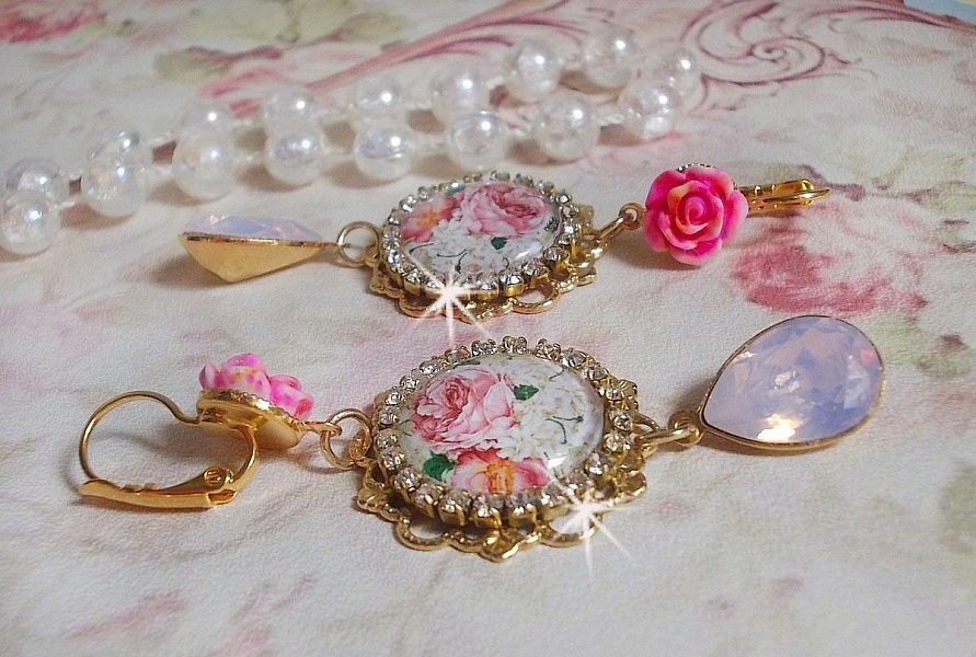 BO Bouquet Valentine, cabochons en verre strass&eacute;s de cristaux, roses en r&eacute;sine, poires Rose Opale en cristal et dormeuses dor&eacute;es Laiton
