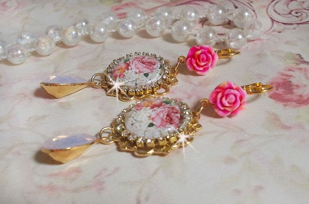 BO Bouquet Valentine, cabochons en verre strass&eacute;s de cristaux, roses en r&eacute;sine, poires Rose Opale en cristal et dormeuses dor&eacute;es Laiton