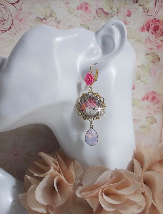 BO Bouquet Valentine, cabochons en verre strass&eacute;s de cristaux, roses en r&eacute;sine, poires Rose Opale en cristal et dormeuses dor&eacute;es Laiton