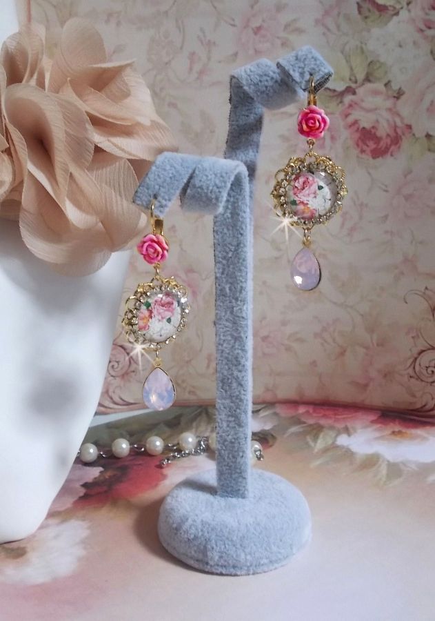 BO Bouquet Valentine, cabochons en verre strass&eacute;s de cristaux, roses en r&eacute;sine, poires Rose Opale en cristal et dormeuses dor&eacute;es Laiton
