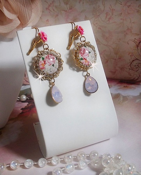 BO Bouquet Valentine, cabochons en verre strass&eacute;s de cristaux, roses en r&eacute;sine, poires Rose Opale en cristal et dormeuses dor&eacute;es Laiton