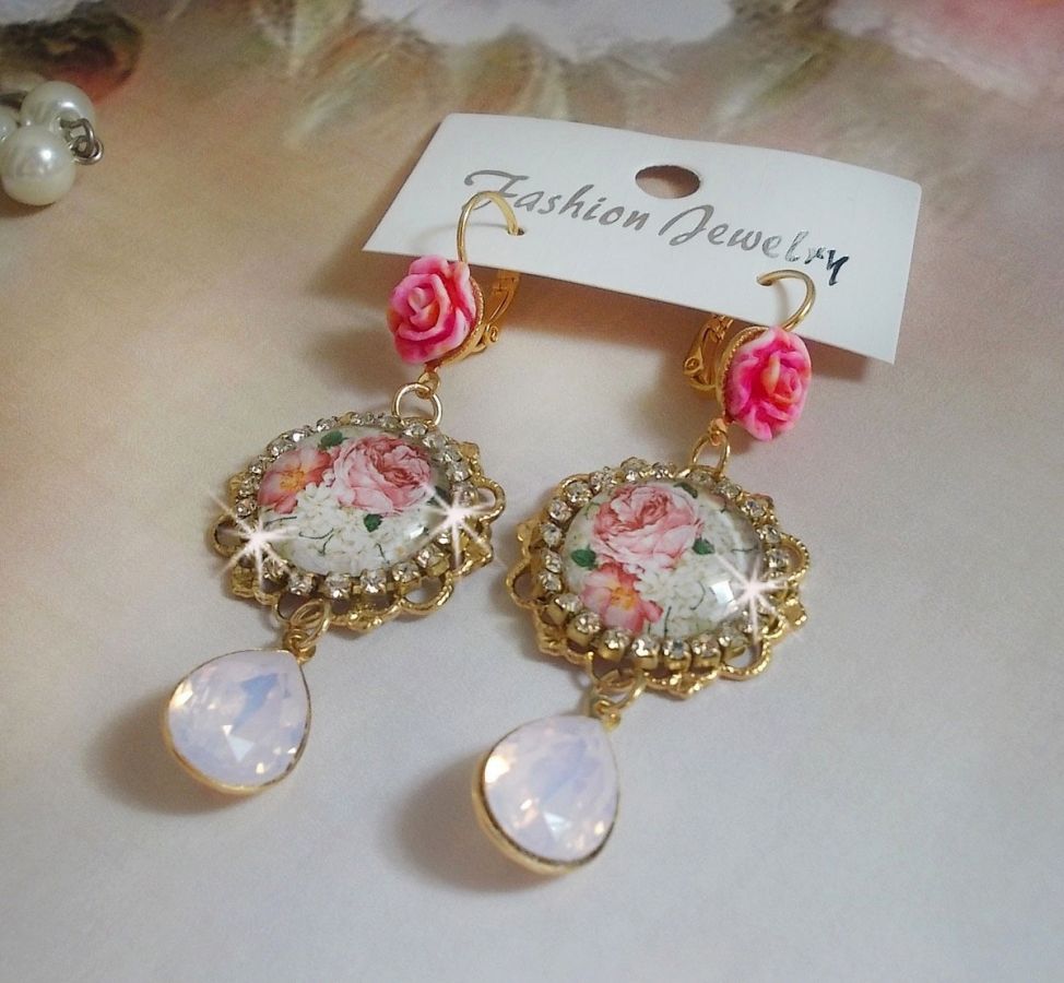 BO Bouquet Valentine, cabochons en verre strass&eacute;s de cristaux, roses en r&eacute;sine, poires Rose Opale en cristal et dormeuses dor&eacute;es Laiton