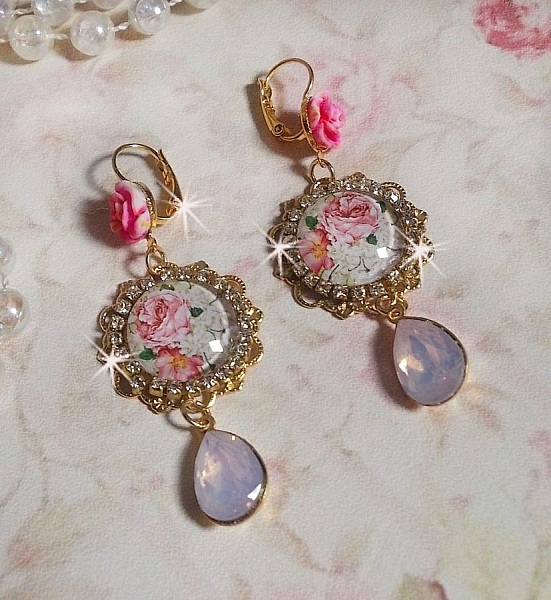 BO Bouquet Valentine, cabochons en verre strass&eacute;s de cristaux, roses en r&eacute;sine, poires Rose Opale en cristal et dormeuses dor&eacute;es Laiton