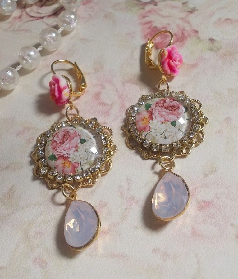 BO Bouquet Valentine, cabochons en verre strass&eacute;s de cristaux, roses en r&eacute;sine, poires Rose Opale en cristal et dormeuses dor&eacute;es Laiton