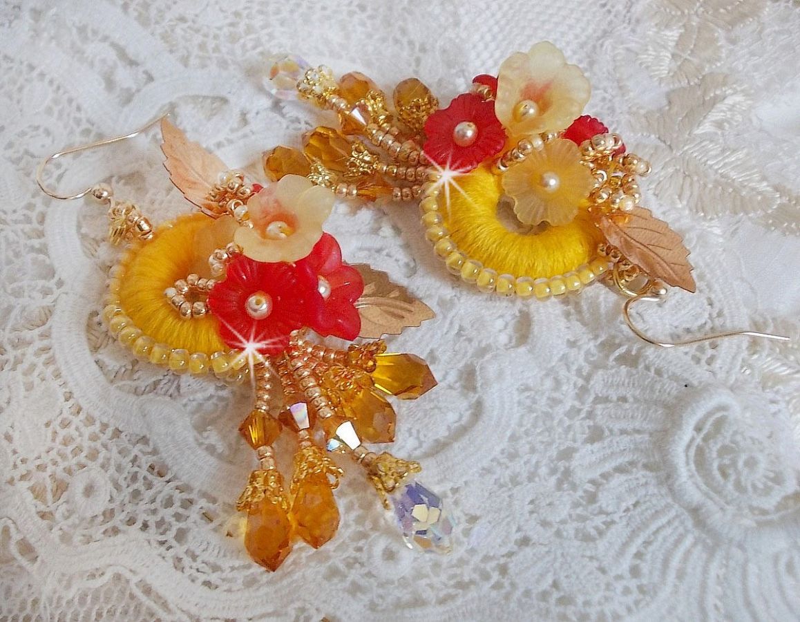 BO bouton d&rsquo;or brod&eacute;es sur fil coton jaune, fleurs, feuilles, rocailles, cristaux, crochets gold filled, quel charme !