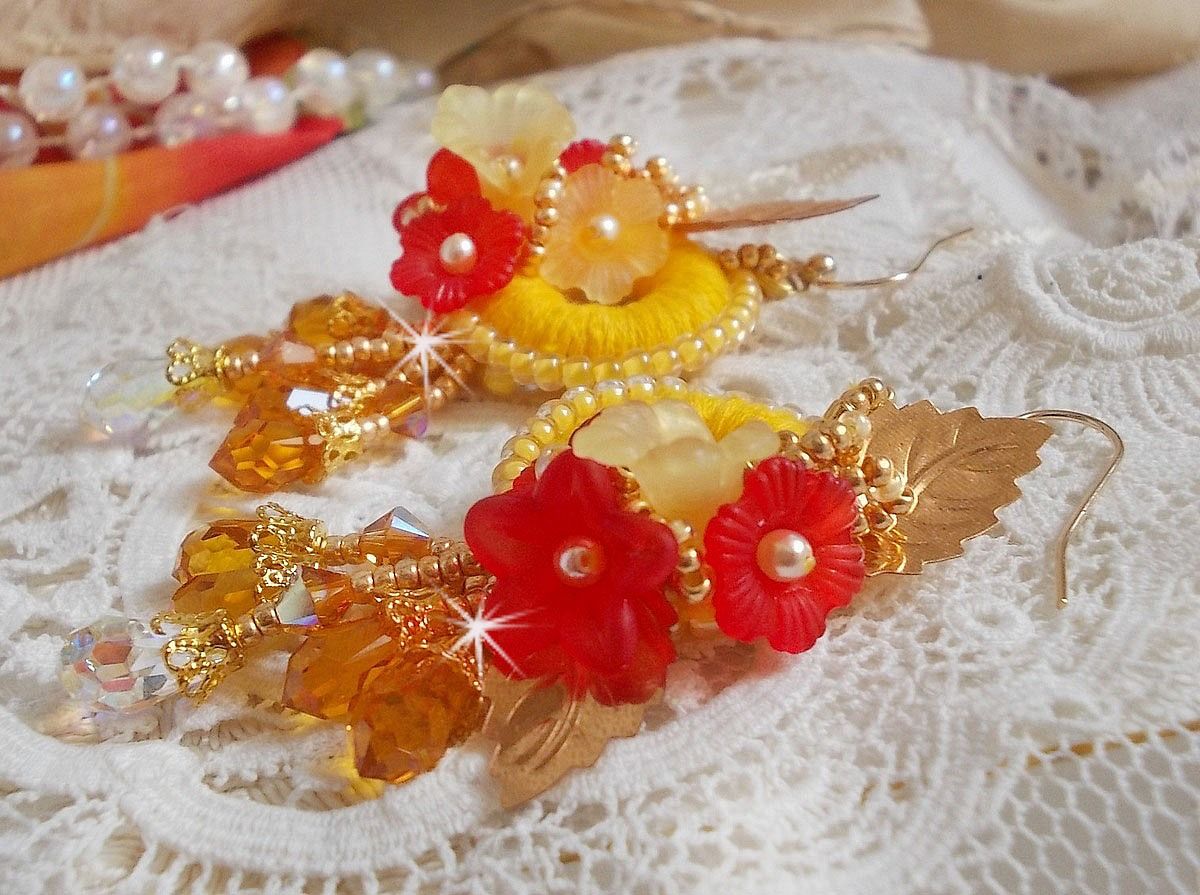 BO bouton d&rsquo;or brod&eacute;es sur fil coton jaune, fleurs, feuilles, rocailles, cristaux, crochets gold filled, quel charme !