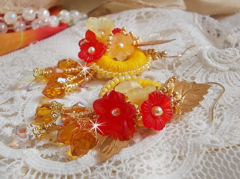 BO bouton d&rsquo;or brod&eacute;es sur fil coton jaune, fleurs, feuilles, rocailles, cristaux, crochets gold filled, quel charme !