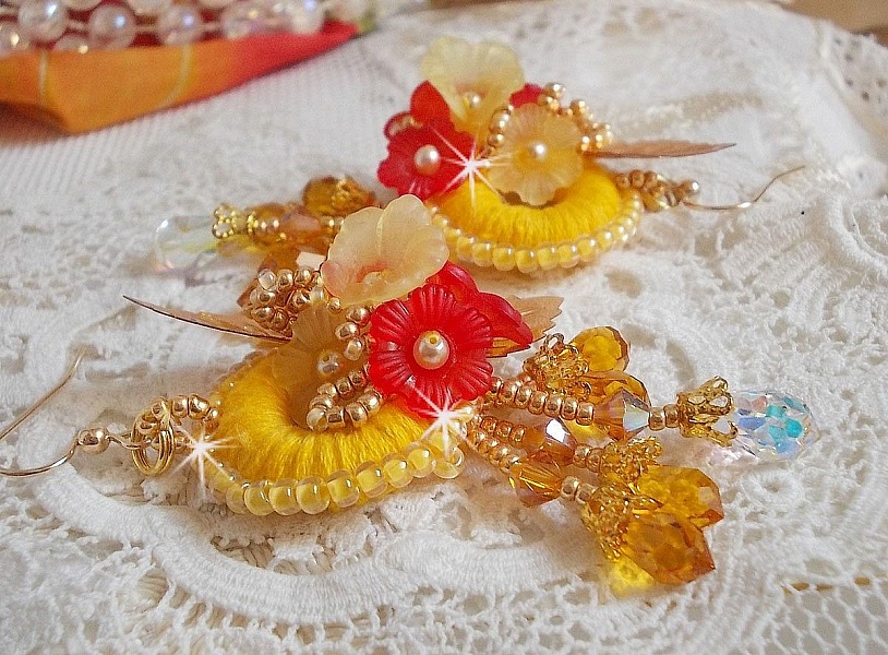 BO bouton d&rsquo;or brod&eacute;es sur fil coton jaune, fleurs, feuilles, rocailles, cristaux, crochets gold filled, quel charme !