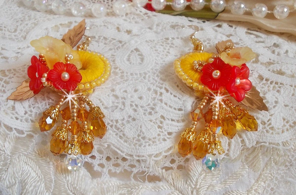 BO bouton d&rsquo;or brod&eacute;es sur fil coton jaune, fleurs, feuilles, rocailles, cristaux, crochets gold filled, quel charme !