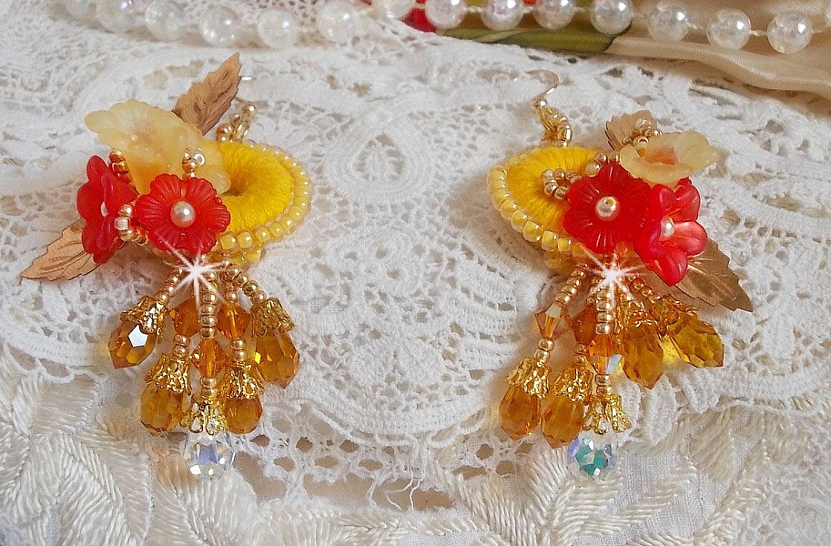 BO bouton d&rsquo;or brod&eacute;es sur fil coton jaune, fleurs, feuilles, rocailles, cristaux, crochets gold filled, quel charme !
