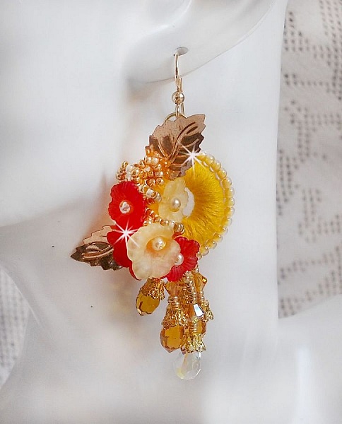 BO bouton d&rsquo;or brod&eacute;es sur fil coton jaune, fleurs, feuilles, rocailles, cristaux, crochets gold filled, quel charme !