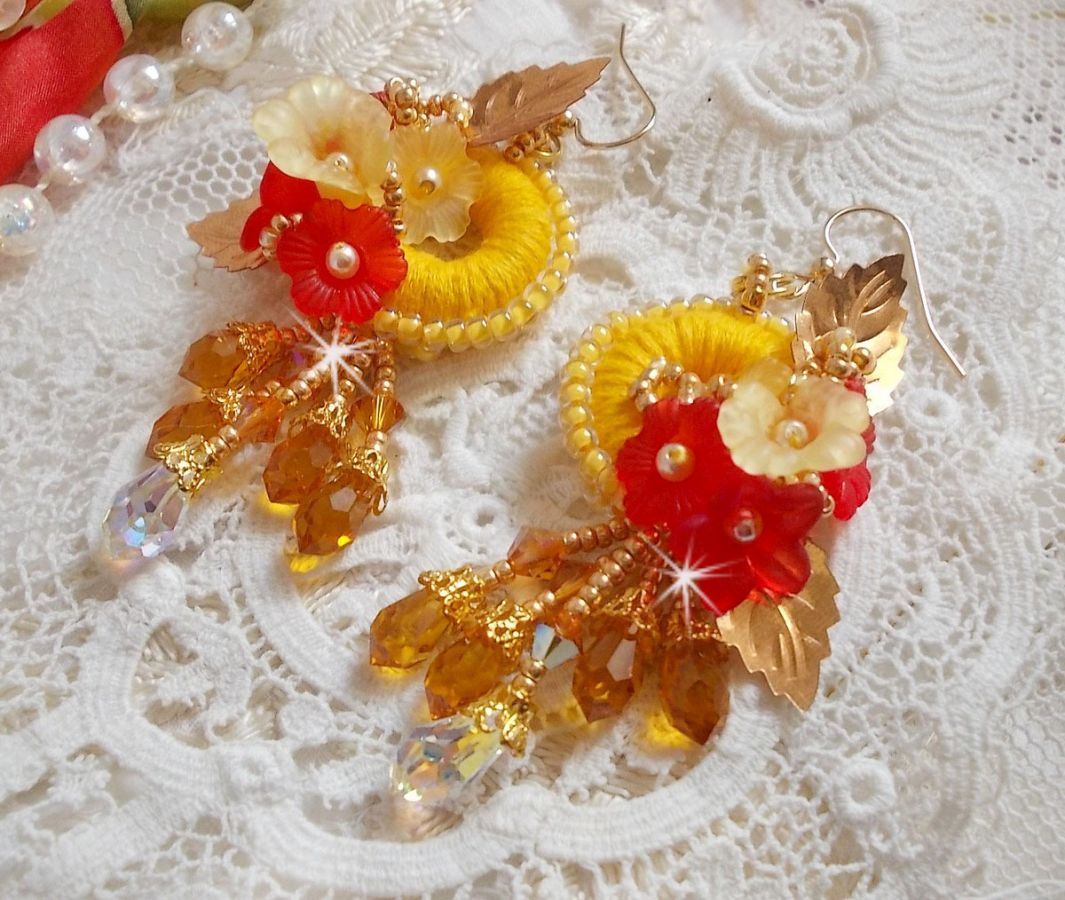 BO bouton d&rsquo;or brod&eacute;es sur fil coton jaune, fleurs, feuilles, rocailles, cristaux, crochets gold filled, quel charme !