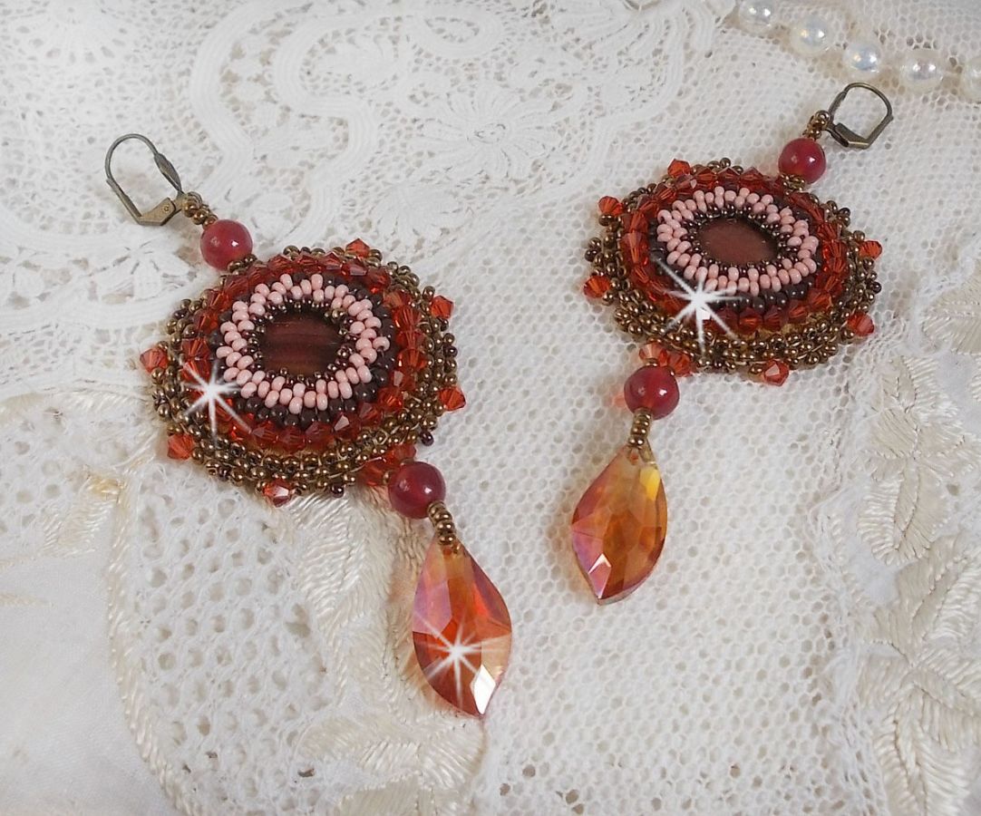 BO Topaz brod&eacute;es avec des cabochons Acajou en Nacre, des perles rondes lisses Topaz &agrave; laquelle s'ajoute des toupies Indian Red, rocailles et pendants mont&eacute;s avec des dormeuses en Laiton