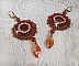BO Topaz brod&eacute;es avec des cabochons Acajou en Nacre, des perles rondes lisses Topaz &agrave; laquelle s'ajoute des toupies Indian Red, rocailles et pendants mont&eacute;s avec des dormeuses en Laiton