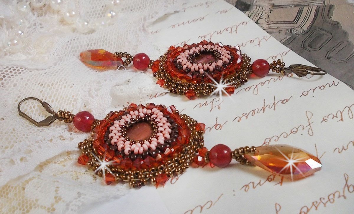 BO Topaz brod&eacute;es avec des cabochons Acajou en Nacre, des perles rondes lisses Topaz &agrave; laquelle s'ajoute des toupies Indian Red, rocailles et pendants mont&eacute;s avec des dormeuses en Laiton