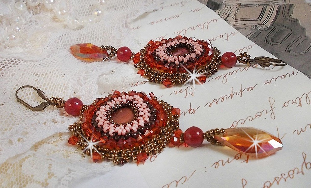 BO Topaz brod&eacute;es avec des cabochons Acajou en Nacre, des perles rondes lisses Topaz &agrave; laquelle s'ajoute des toupies Indian Red, rocailles et pendants mont&eacute;s avec des dormeuses en Laiton