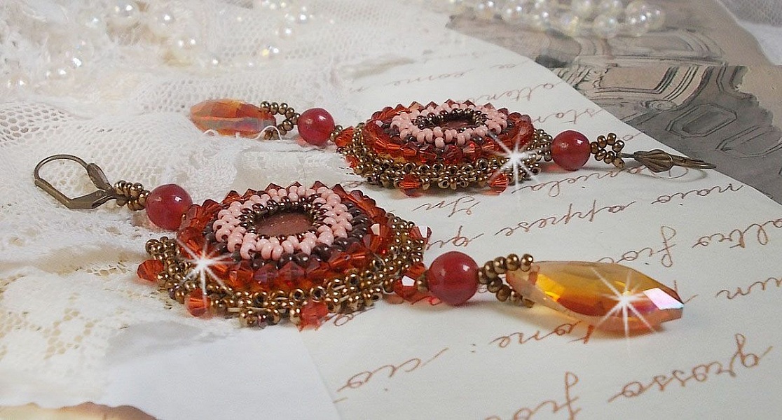 BO Topaz brod&eacute;es avec des cabochons Acajou en Nacre, des perles rondes lisses Topaz &agrave; laquelle s'ajoute des toupies Indian Red, rocailles et pendants mont&eacute;s avec des dormeuses en Laiton