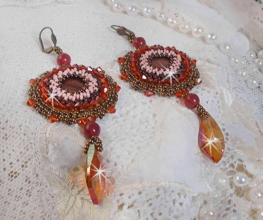 BO Topaz brod&eacute;es avec des cabochons Acajou en Nacre, des perles rondes lisses Topaz &agrave; laquelle s'ajoute des toupies Indian Red, rocailles et pendants mont&eacute;s avec des dormeuses en Laiton