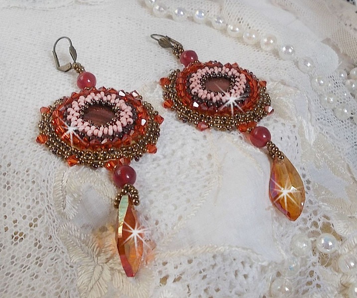 BO Topaz brod&eacute;es avec des cabochons Acajou en Nacre, des perles rondes lisses Topaz &agrave; laquelle s'ajoute des toupies Indian Red, rocailles et pendants mont&eacute;s avec des dormeuses en Laiton