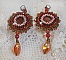 BO Topaz brod&eacute;es avec des cabochons Acajou en Nacre, des perles rondes lisses Topaz &agrave; laquelle s'ajoute des toupies Indian Red, rocailles et pendants mont&eacute;s avec des dormeuses en Laiton