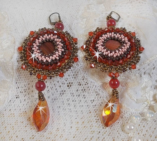 BO Topaz brod&eacute;es avec des cabochons Acajou en Nacre, des perles rondes lisses Topaz &agrave; laquelle s'ajoute des toupies Indian Red, rocailles et pendants mont&eacute;s avec des dormeuses en Laiton