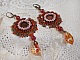 BO Topaz brod&eacute;es avec des cabochons Acajou en Nacre, des perles rondes lisses Topaz &agrave; laquelle s'ajoute des toupies Indian Red, rocailles et pendants mont&eacute;s avec des dormeuses en Laiton