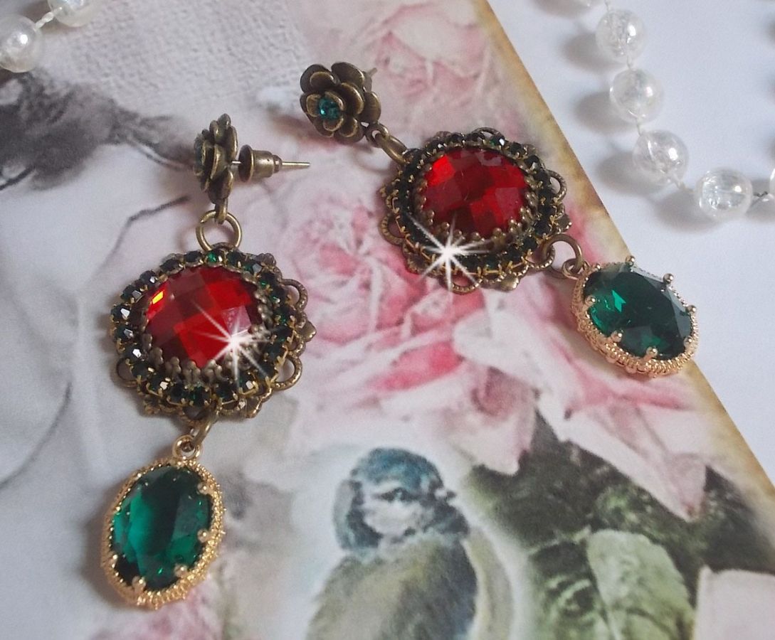 BO Cama&iuml;eu de Rouge et vert mont&eacute;es avec des cabochons en cristal Emerald et cha&icirc;ne Emeraude, pendentifs en zirconium sur des estampes et boucles d&rsquo;oreilles Bronze en Laiton et M&eacute;tal 
