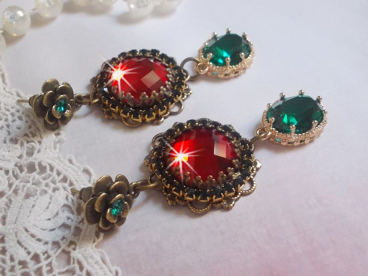 BO Cama&iuml;eu de Rouge et vert mont&eacute;es avec des cabochons en cristal Emerald et cha&icirc;ne Emeraude, pendentifs en zirconium sur des estampes et boucles d&rsquo;oreilles Bronze en Laiton et M&eacute;tal 