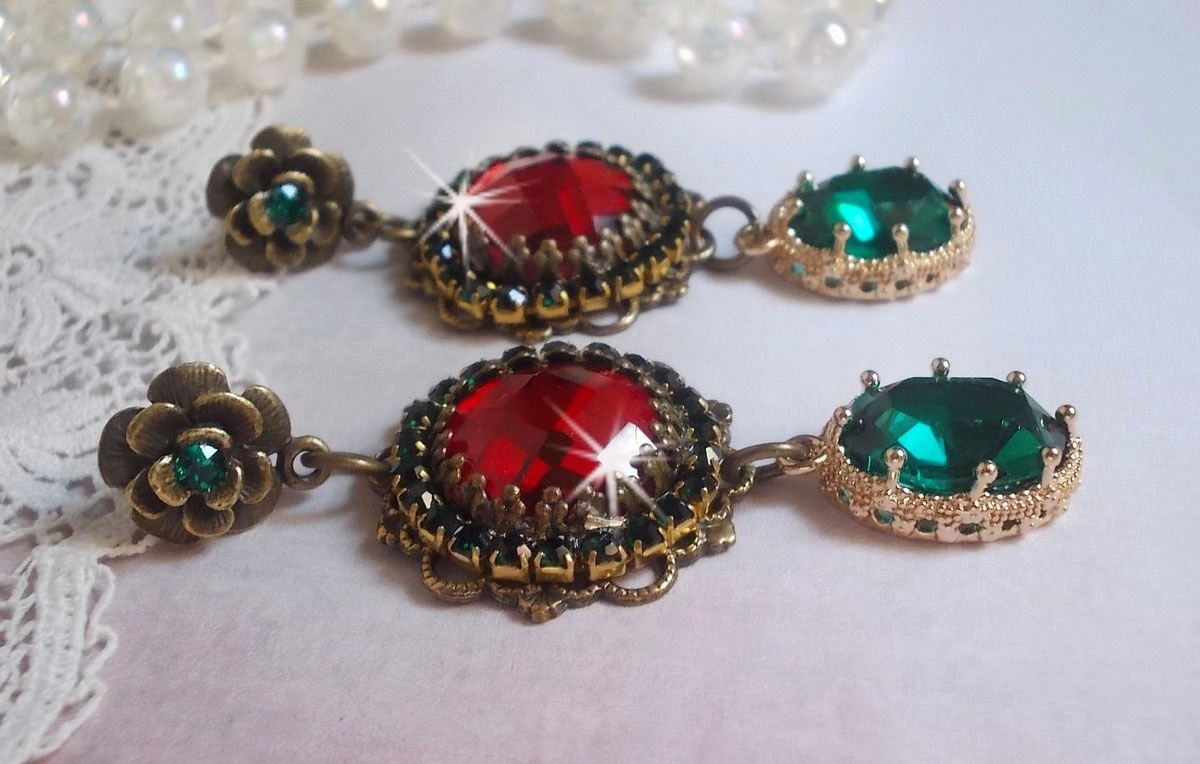 BO Cama&iuml;eu de Rouge et vert mont&eacute;es avec des cabochons en cristal Emerald et cha&icirc;ne Emeraude, pendentifs en zirconium sur des estampes et boucles d&rsquo;oreilles Bronze en Laiton et M&eacute;tal 
