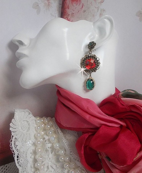 BO Cama&iuml;eu de Rouge et vert mont&eacute;es avec des cabochons en cristal Emerald et cha&icirc;ne Emeraude, pendentifs en zirconium sur des estampes et boucles d&rsquo;oreilles Bronze en Laiton et M&eacute;tal 