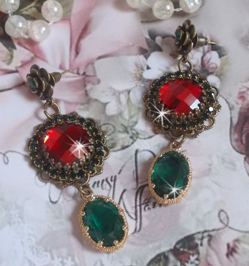 BO Cama&iuml;eu de Rouge et vert mont&eacute;es avec des cabochons en cristal Emerald et cha&icirc;ne Emeraude, pendentifs en zirconium sur des estampes et boucles d&rsquo;oreilles Bronze en Laiton et M&eacute;tal 