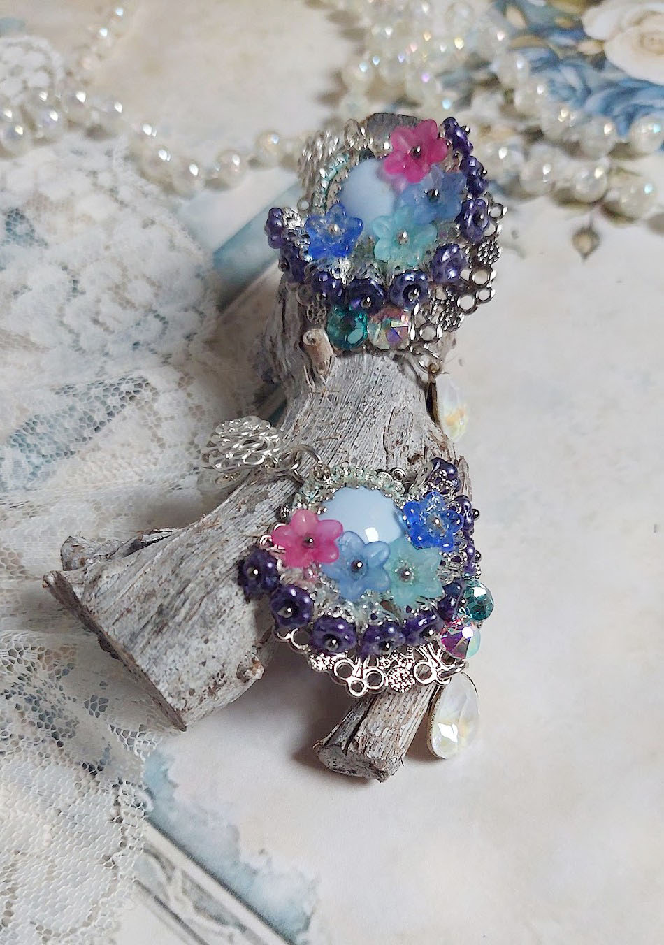 BO Cara&iuml;bes mont&eacute;es avec fleurs, strass, estampes, calottes, perles cristal Swarovski et clous d&rsquo;oreilles 
