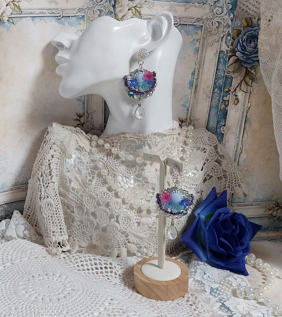 BO Cara&iuml;bes mont&eacute;es avec fleurs, strass, estampes, calottes, perles cristal Swarovski et clous d&rsquo;oreilles 