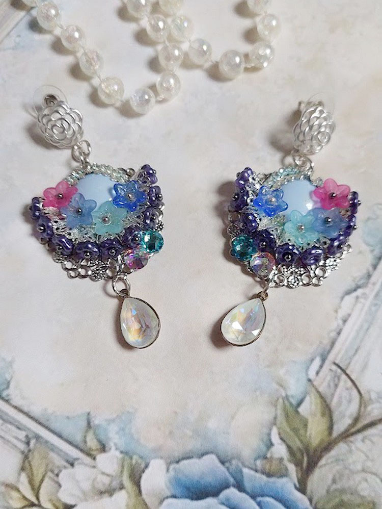 BO Cara&iuml;bes mont&eacute;es avec fleurs, strass, estampes, calottes, perles cristal Swarovski et clous d&rsquo;oreilles 