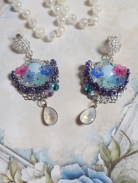 BO Cara&iuml;bes mont&eacute;es avec fleurs, strass, estampes, calottes, perles cristal Swarovski et clous d&rsquo;oreilles 