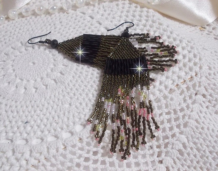 BO Champ&ecirc;tre mont&eacute;es avec des rocailles et tubes torsad&eacute;es en Verre aux couleurs de saison : Olive, Jaune, Vert, Saumon et Blanc &agrave; laquelle s&rsquo;ajoute des perles sur des crochets d&rsquo;oreilles Laiton