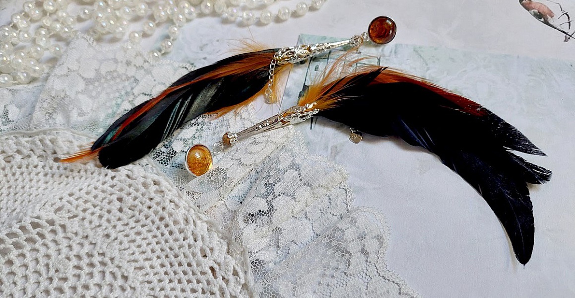 BO Chant du Coq avec des plumes de Coq et Cygne, cha&icirc;ne argent, cabochons r&eacute;sine et clous en laiton