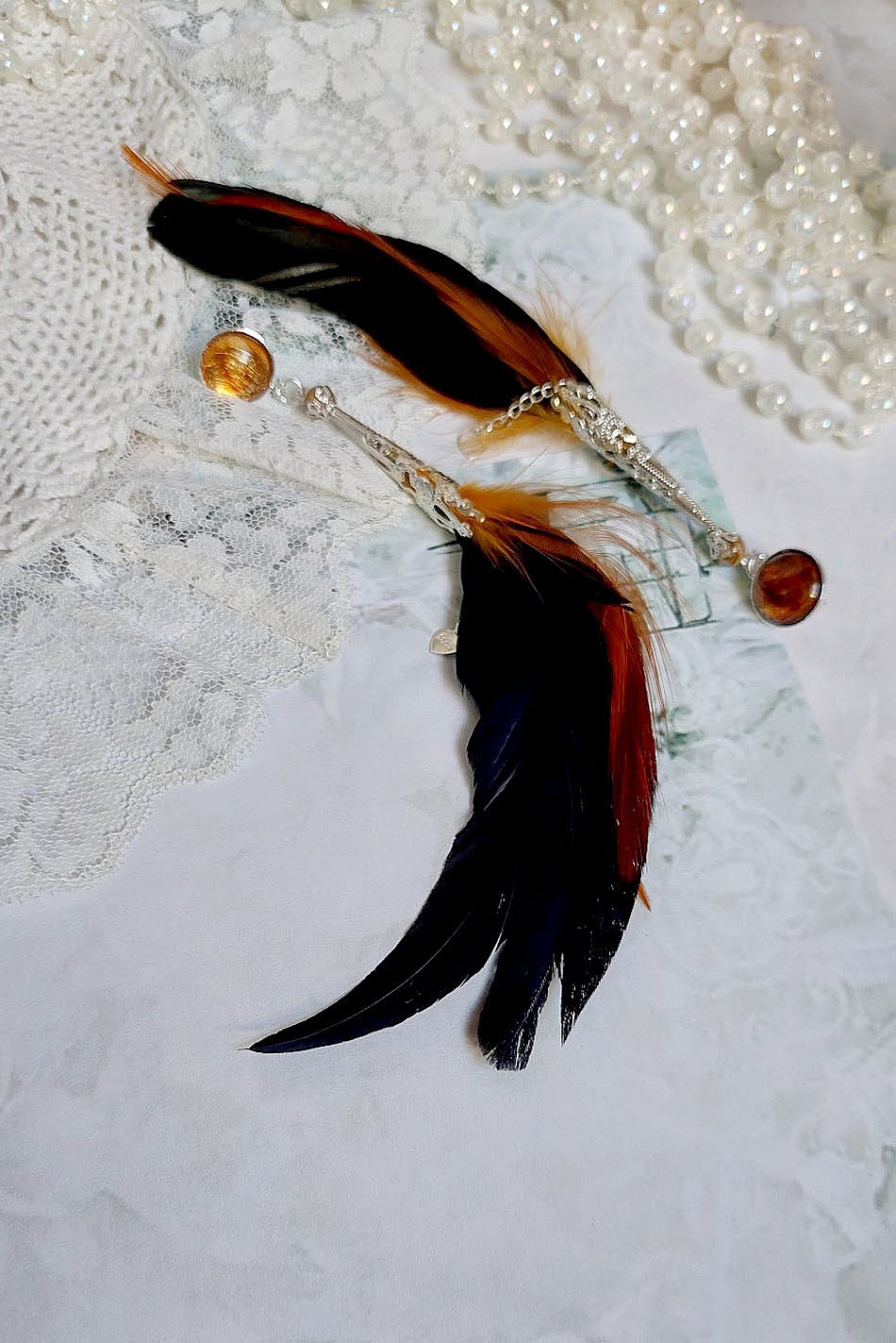 BO Chant du Coq avec des plumes de Coq et Cygne, cha&icirc;ne argent, cabochons r&eacute;sine et clous en laiton