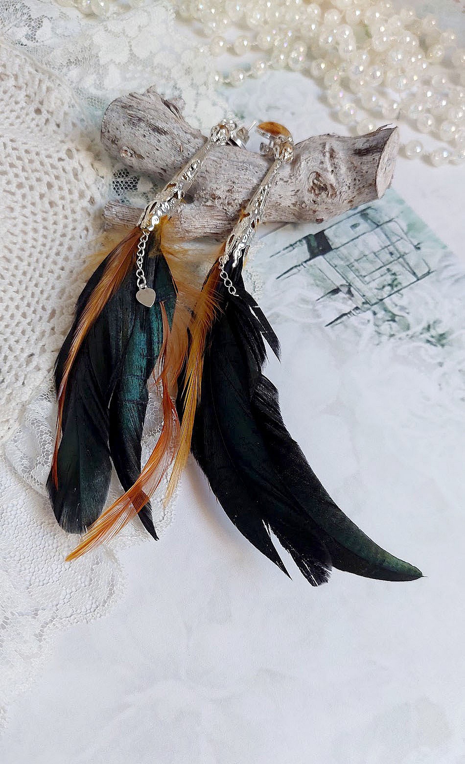 BO Chant du Coq avec des plumes de Coq et Cygne, cha&icirc;ne argent, cabochons r&eacute;sine et clous en laiton