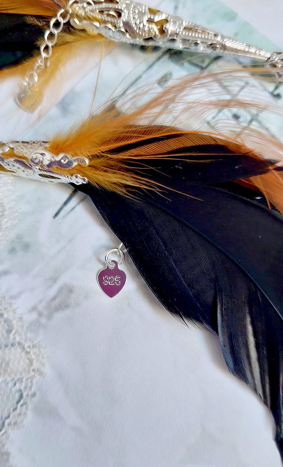 BO Chant du Coq avec des plumes de Coq et Cygne, cha&icirc;ne argent, cabochons r&eacute;sine et clous en laiton