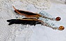 BO Chant du Coq avec des plumes de Coq et Cygne, cha&icirc;ne argent, cabochons r&eacute;sine et clous en laiton
