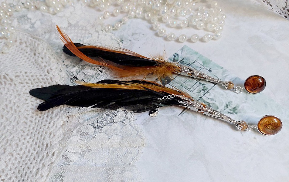BO Chant du Coq avec des plumes de Coq et Cygne, cha&icirc;ne argent, cabochons r&eacute;sine et clous en laiton